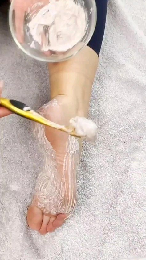 Soft Feet Remedy, Cracked Heels Diy, Cracked Feet Remedies, Homemade Pedicure, Cracked Heel Remedies, Diy Foot Soak, Pedicure Tips, Heel Care, Soft Heels