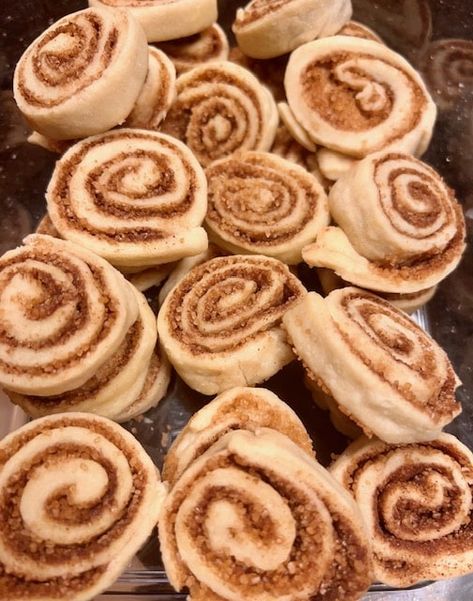 Cinnamon Pinwheel Cookies, Pinwheels Cookies, Cinnamon Pinwheels, Christmas Pinwheel Cookies, Pinwheel Cookies Recipe, Cinnamon Cookies Recipes, Pinwheel Appetizers, Christmas Candies, Pinwheel Cookies