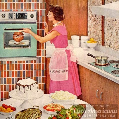 How to be a perfect '50s housewife: In the kitchen - #retro #vintage #housewife #vintagehumor #vintageads #1950s #fifties #midcentury #kitchens #vintagekitchens #clickamericana 50s Housewife, Vintage Housewife, Retro Housewife, Vintage Baking, Casa Vintage, Vintage Cooking, Holiday Kitchen, Decor Guide, Vintage Life