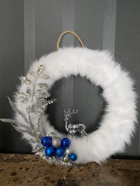 White Fur Christmas Wreaths, Making Feathers, Fur Wreath, Christmas Frames Diy, Wreath Inspiration, Birthday Prayer, Winter Wreath Diy, Christmas Decorations Centerpiece, Wreath Frames