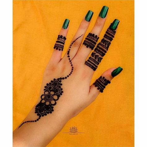 Hairstyles Mehndi, Hand Mehndi Designs Back, Simple Mehndi Designs Front Hand, Fingers Mehndi Designs, Mehndi Designs Back Hand, Mehndi Designs Back, Front Hand Mehndi Designs, Fingers Mehndi, Beautiful Dubai