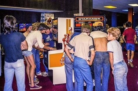 GroovyHistory on Instagram: “Hanging out at the arcade in 1980. 🎟 #kids #teenagers #arcade #1980 #1970s #1960s #60s #70s #groovy #retro #rocknroll #music #love #vintage…” 80s Arcade, 1980s Aesthetic, Everyday Life Photography, Life Moves Pretty Fast, Edward Norton, Retro Videos, School Pictures, Cool Poses, Aesthetic Women