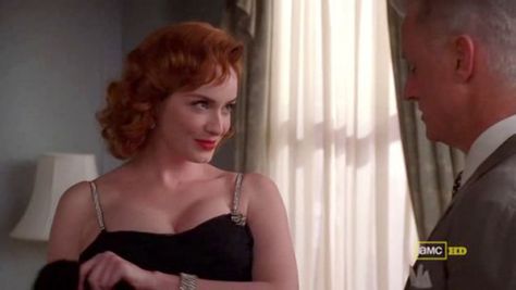 Megan's Zou Bisou Moment and other memorable beauty moments from Mad Men's Lana Horochowski Joan Harris Mad Men, Waldorf Stories, Joan Mad Men, Vogue Hairstyles, Mad Men Joan Holloway, Joan Harris, 1960s Lingerie, Joan Holloway, Playtex Bras