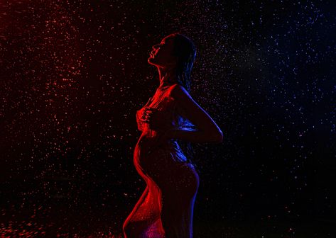 Colourful Maternity Shoot, Galaxy Maternity Shoot, Space Theme Maternity Shoot, Artsy Maternity Shoot, Editorial Pregnancy Shoot, Gel Photography, Colour Gel Photography, Projector Wall, Light Painting Photography