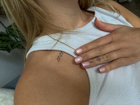 Tattoo 11:11 Number, 11:11 Tattoo, 1111 Tattoo Ideas, 1111 Tattoo, 11 11 Tattoo, Number Tattoos, Piercing Inspo, Collar Bone Tattoo, Collar Bone