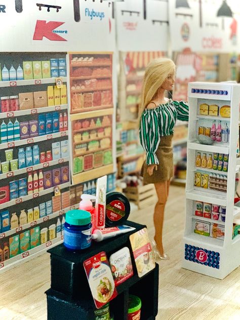 Realistic Barbie House, Barbie Grocery Store, Barbie Shopping, Barbie Tumblr, Realistic Barbie, Barbie Diy Accessories, Barbie Playsets, Diy Barbie House, Black Shelf