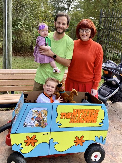 Mystery Machine Costume, Wheelchair Halloween Costumes, Scooby Doo Disfraz, Scooby Halloween, Wagon Halloween Costumes, Wagon Costume, Scooby Doo Halloween Costumes, Disney Family Costumes, Wheelchair Costumes