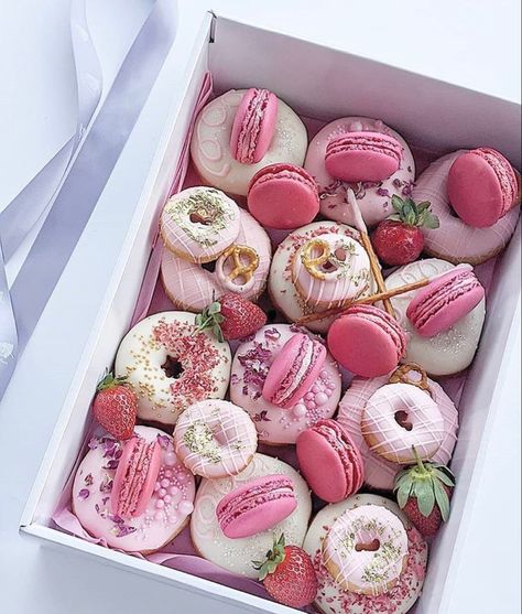 Macaroons Decoration Ideas, Pink Try, Chocolate Covered Strawberries Bouquet, Chocolate Covered Treats, Cute Baking, Baking Business, Pink Donuts, Crazy Cakes, Mini Donuts