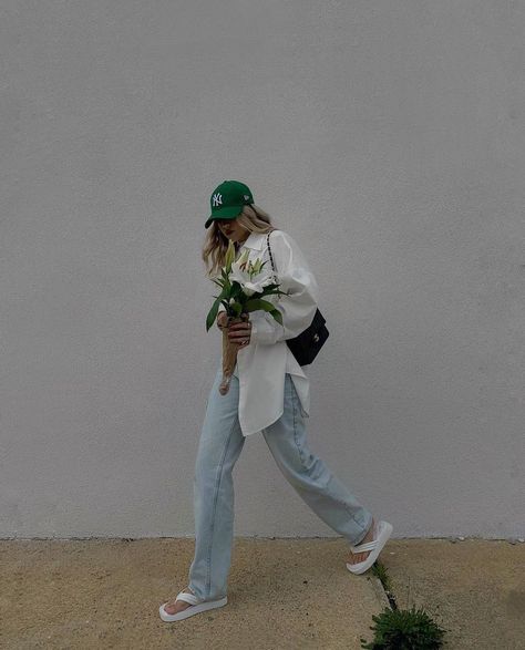 Minimal Streetwear Fashion on Instagram: “happy monday! 💐🤍 - @soulseekerfemales - #soulseekerfemales” Cap Outfits For Women Summer, Cap Summer Outfit, Outfits With Ball Caps, Ny Cap Outfit, White Cap Outfit, Green Hat Outfit, Cap Outfit Summer, San Aesthetic, Ball Cap Outfit