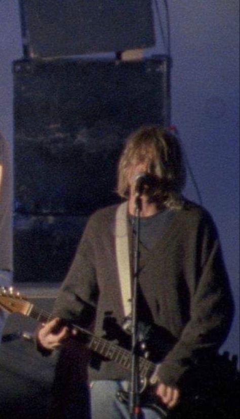 kurt cobain nirvana lq icon pfp 90s grunge aesthetic guitar stage sweater lockscreen Kurt Cobain Style, Nirvana Wallpaper, 90s Grunge Aesthetic, Kurt Cobain Photos, Kurt Cobain Nirvana, Nirvana Kurt Cobain, Nirvana Kurt, Smells Like Teen Spirit, The White Stripes