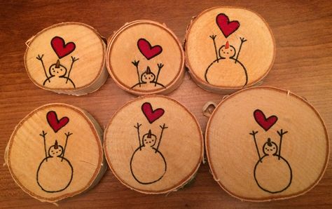 Snowman on wood slice. Used sharpie markers. Wood Slice Ornament Sharpie, Wood Cookie Snowman, Snowman On Wood Slices, Snowman On Wood, Wood Burning Christmas, Wood Slice Ornament Ideas, Wood Slice Christmas Ornaments, Sharpie Markers, Christmas Rock