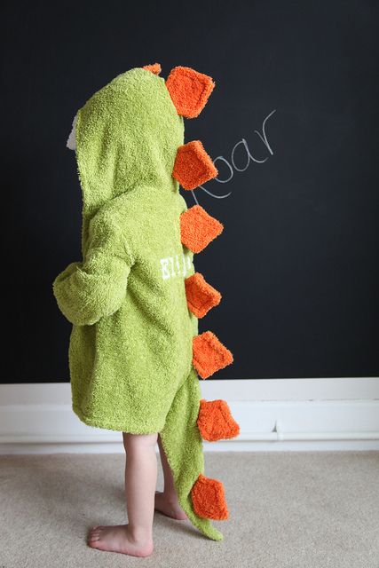 Dinosaur by ETx3, via Flickr Dinosaur Hooded Towel, Dinosaur Stegosaurus, Robe Diy, Baby Bath Robe, Diy Bebe, Hooded Bath Towels, Dinosaur Costume, Crochet Doll Clothes, Hooded Towel