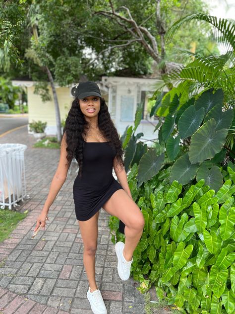 Mini black dress, outfit inspo Black Dress With Sneakers, Mini Dress With Sneakers, Dress And Sneakers, Sleek Outfit, White Sneakers Outfit, Mimi Dress, Bodycon Dress Casual, Mini Bodycon Dress, Dress With Sneakers