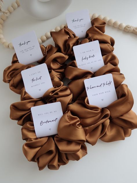 Introducing our elegant Bridesmaid Scrunchie, the perfect gift from the bride to her bridal party.  Each scrunchie is meticulously crafted with high-quality materials, ensuring both style and comfort. Make a statement with our oversized 15cm scrunchies, perfect for your bridal party. With six different message tag to choose from, you can personalize these trendy accessories for your bridesmaids, maid of honour, flower girl, and beyond.  Since every one of our products is custom-made, unfortunately we do not accept returns or exchanges. If you have any questions please feel free to send a message ♥ Personalised Bridesmaid Gifts, Copper Bridesmaid, Bridesmaid Scrunchie, Hair Tie Accessories, Scrunchie Hair, Maid Of Honour, Personalized Bridesmaid Gifts, Bridesmaids Personalized, Be My Bridesmaid