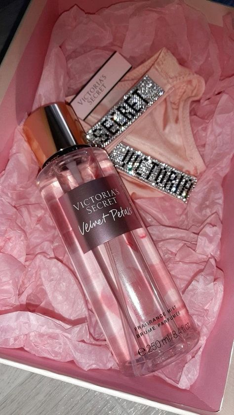 Victoria Secret Perfume Body Spray, Profumo Victoria Secret, Victoria's Secret Aesthetic, Victoria Secret Body Spray, Victoria Secret Fragrances, Victoria Secret Outfits, Perfume Body Spray, Bath And Body Works Perfume, Body Smells