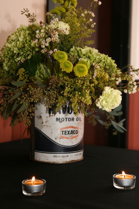 We had a "hot rod" themed wedding we used alot of "old" things both automotive and not as decorations. These were 5 quart oil cans from the 50's with a vase inside them as table settings. Mechanics Wedding Theme, Mechanics Wedding, Hot Rod Wedding, Car Themed Wedding, Car Centerpieces, Cars Wedding, Biker Wedding, Rockabilly Wedding, Wedding Cars