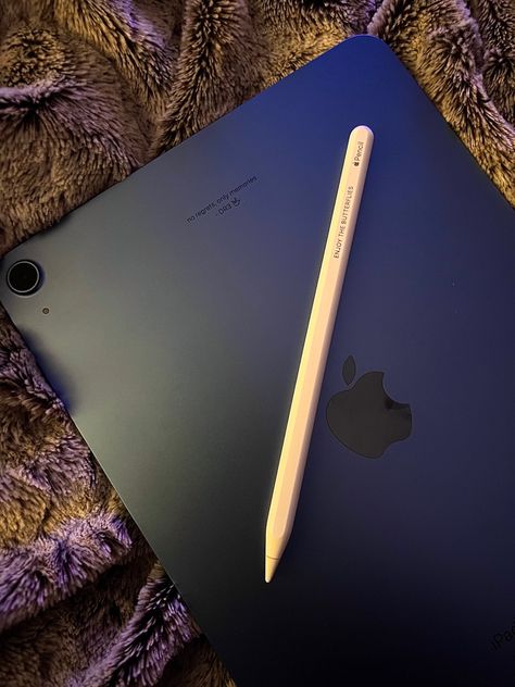 Engraved Apple Pencil, Apple Pencil Engraving Ideas, Ipad Engraving Ideas, Ipad Engraving, Stem Aesthetic, Danny Ric, Blue Ipad, Apple Ipad Accessories, Ipad Essentials