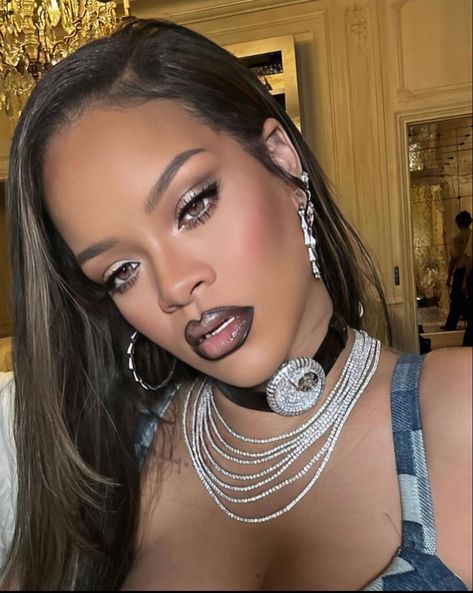 Black And Silver Eye Makeup, Black Lipstick Makeup, 2000s Makeup Looks, Louis Vuitton Fashion Show, Watch Choker, Rihanna Makeup, Silver Lipstick, 90s Makeup Look, Birthday Makeup Looks