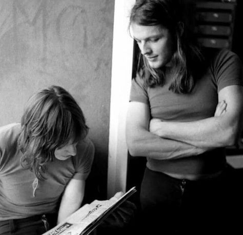 David Gilmour and Roger Waters Roger Waters David Gilmour, David Gilmour Pink Floyd, Pink Floyd Art, Richard Wright, Roger Waters, Stevie Ray Vaughan, Stevie Ray, David Gilmour, Progressive Rock