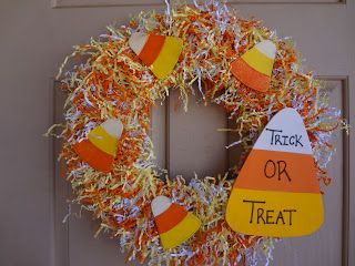 Corn Wreath Diy, Diy Candy Corn, Spider Web Wreath, Diy Halloween Candy, Candy Corn Crafts, Corn Wreath, Candy Corn Wreath, Making Mesh Wreaths, Candy Corn Decorations