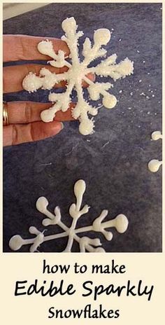 How to make Edible Sparkly Snowflakes- perfect for cakes and cupcakes. Schnee Party, Elsa Party, Snowflake Cake, Cookies Ideas, Cakes And Cupcakes, Xmas Cookies, Christmas Sweets, Frozen Birthday Party, Frozen Party