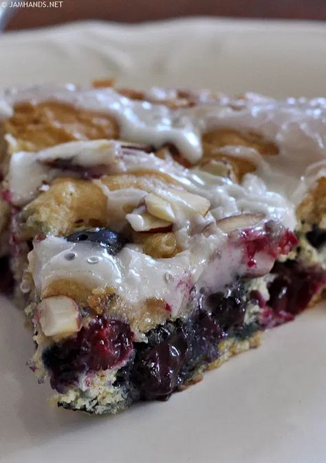 Almond Coffee Cake, Blueberry Desserts Recipes, Almond Coffee, Blueberry Breakfast Cake, Blueberry Coffee Cake, Blueberry Desserts, Dessert Aux Fruits, Breakfast Sweets, Coffee Cake Recipes