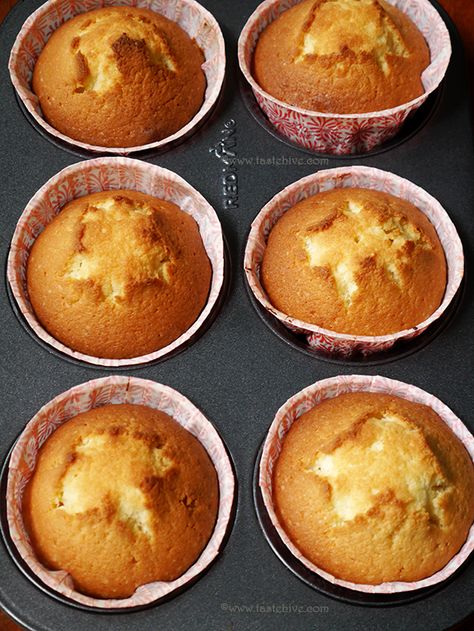 Butter Muffins Recipe, Soft Muffin Recipes, Simple Vanilla Cupcakes, Basic Muffin Recipes Easy, Soft Muffins Recipe, Simple Cupcake Recipe, Queens Cake, Soft Muffins, Vanilla Muffins Recipe