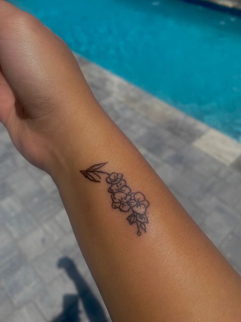 Hawaiian Wrist Tattoos For Women, Hibiscus Tattoo Wrist, Matching Vacation Tattoos, Small Hawaiian Tattoo, Beachy Tattoos For Women, Small Bff Tattoos, Aloha Tattoo, Hawaii Tattoo, Tattoo Advice