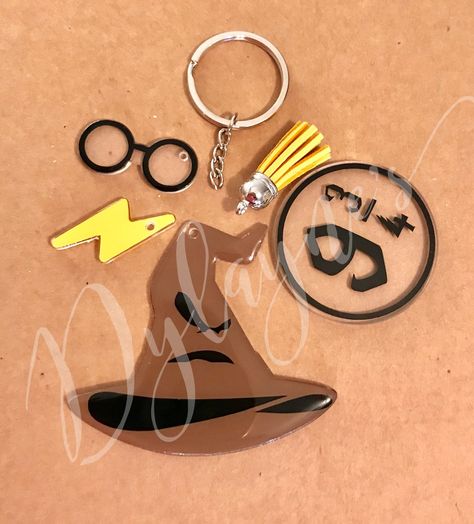 Look at this Harry Potter inspired keychain!! Keychain Molds, Harry Potter Keychain, Shrinky Dink Jewelry, Shrinky Dink Crafts, Acrylic Crafts, Shrink Plastic Jewelry, Clay Keychain, Shrinky Dink, Felt Gifts