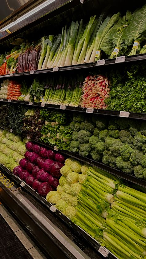 #LA #aesthetic #vegetables #fruit #healthy #erewhon #food Produce Aisle Aesthetic, Fruit And Veggies Aesthetic, Healthy Food Groceries, Healthy Groceries Aesthetic, Food Shopping Aesthetic, Aesthetic Healthy Food Pictures, Fruits And Vegetables Aesthetic, Mercado Aesthetic, Erewhon Food