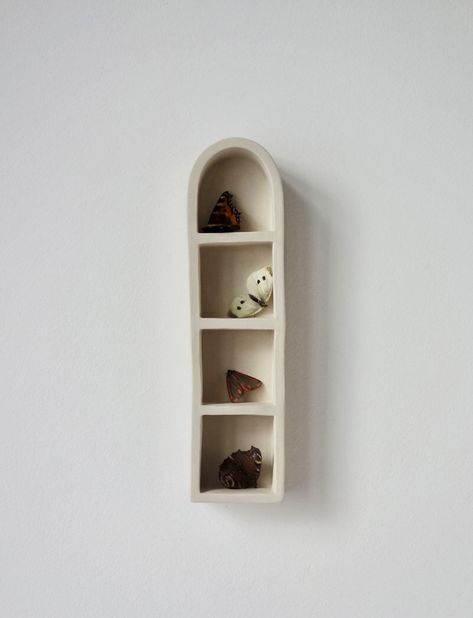 Small white ceramic shelf in stoneware Ceramic Shelf, Ceramic Framed, Pottery Houses, Diy Wall Art Decor, Pottery Painting Designs, Pottery Handbuilding, Diy Ceramic, Keramik Design, Clay Wall