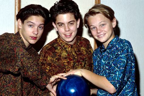 Hair Stayl, Live Tv Show, Leonardo Dicaprio 90s, Tobey Maguire, Young Leonardo Dicaprio, Leo Dicaprio, Lifelong Friends, Club Kids, Famous Faces