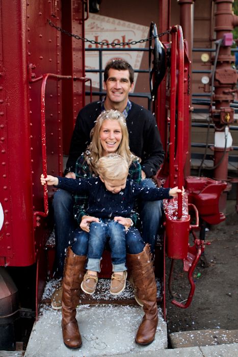 Holiday Session | Kern Family (photography by Intertwyned) Train Station Christmas Photoshoot, Train Family Pictures, Train Yard, Train Photo, Winter Family Photos, Baby Christmas Photos, Christmas Pics, Family Christmas Pictures, Christmas Picture