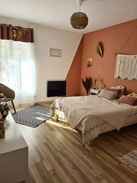 Orange Wall Paint Ideas Bedroom, Terra Cotta Walls Bedroom, Terracotta Cream Bedroom, Rust Accent Wall Bedroom, Burnt Orange Walls Bedroom, Rust Coloured Bedroom, Terecotta Design Bedroom, Teracotta Painting Bedroom, Light Terracotta Bedroom