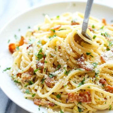 Spaghetti Carbonara - Damn Delicious Southern Spaghetti, Jamie Oliver Pasta, Pasta Scampi, Pasta Bacon, Easy Pasta Dinner Recipes, Spaghetti Carbonara Recipe, Pasta Carbonara Recipe, Parsley Leaves, Easy Pasta Dinner