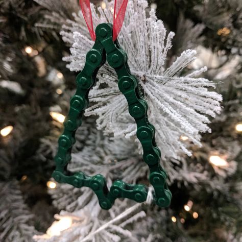 Recycled Bicycle Chain christmas Tree Bike - Etsy Bicycle Parts Art, Bicycle Christmas, Bicycle Art Recycled, Bicycle Chain, Bicycle Art, Do It Yourself Crafts, Handmade Christmas Decorations, Bicycle Parts, Christmas Decoration Items