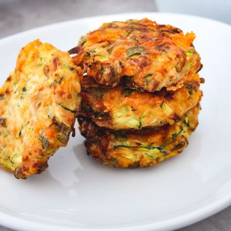 Easy Air Fryer Zucchini Fritters - Simply Scrumptious Air Fryer Zucchini Fritters, Squash Patties, Courgette Fritter, Frozen Sweet Potato Fries, Veggie Cakes, Air Fryer Zucchini, Squash Fritters, Zucchini Patties, Sweet Potato Fritters