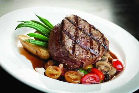 Angus Steak, Filet Mignon Recipes, Nice Food, Nice Ideas, Celebrity Chefs, Culinary Skills, Learn To Cook, Food Plating, Meat Dishes