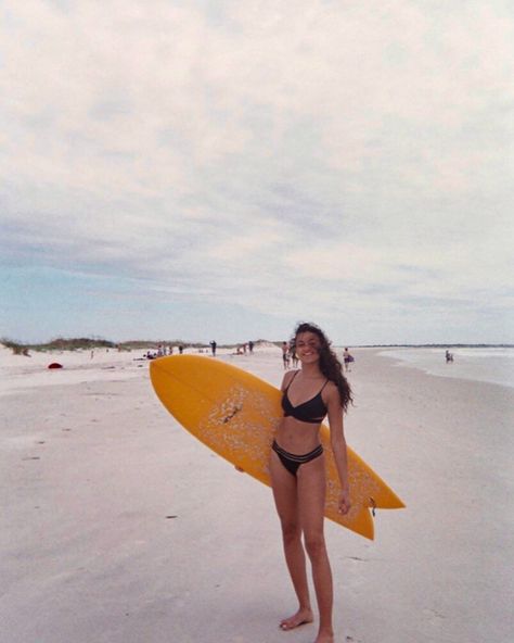 Kiara Outer Banks Style, Pogue Style, Kiara Carrera, Les Pogues, Outer Banks Style, Madison Bailey, Survival Instinct, Surf Trip, Orange Is The New