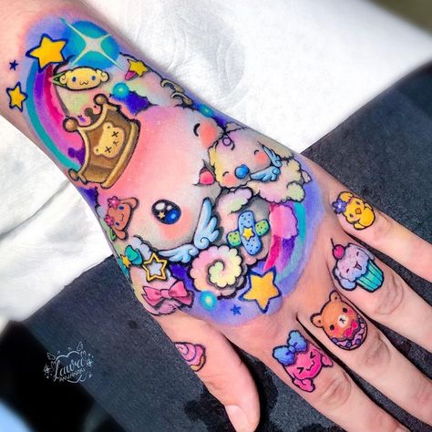 Kawaii Hand Tattoo, Colorful Hand Tattoos, Laura Annunaki, Kawaii Tattoo Ideas, Sanrio Tattoos, Laura Anunnaki, Kawaii Tattoos, Colored Tattoo Design, Colorful Tattoos