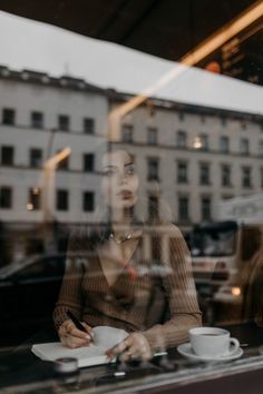 City Fashion Photography, Street Photography Model, Window Photography, Coffee Shop Photography, City Shoot, Grad Photoshoot, Winter Photoshoot, Street Portrait, Outdoor Photoshoot