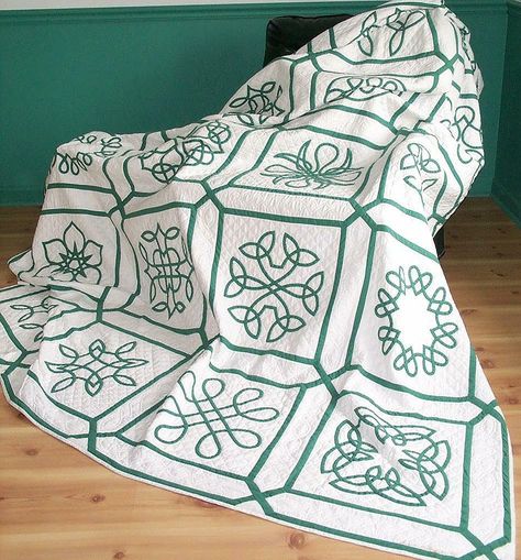 Celtic Knot sampler quilt by Susan Kraterfield, 1996.  Pattern from the book 'Celtic Applique Designs' Irish Quilt Patterns, Celtic Embroidery, Irish Quilt, Garden Maze, Irish Knot, Celtic Quilt, Quilts Patchwork, Wrapping Tutorial, Rings Wire