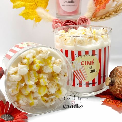 Découvrirez notre irrésistible bougie Ciné and Chill qui embaumera votre espace d'une délicieuse senteur de pop-corn, vous invitant à une expérience cinématographique gourmande et relaxante. Notre bougie Ciné and Chill est spécialement conçue pour recréer l'ambiance chaleureuse et réconfortante d'une soirée cinéma à la maison. Allumez cette bougie et laissez-vous enivrer par son parfum doux et reconnaissable de pop-corn fraîchement préparé. Bougie Cocktail, Mint Juice Recipe, Massage Candle Recipe, Mint Juice, Weird Candles, Diy Popcorn, Candle Wax Molds, Homemade Scented Candles, Sweet Candles