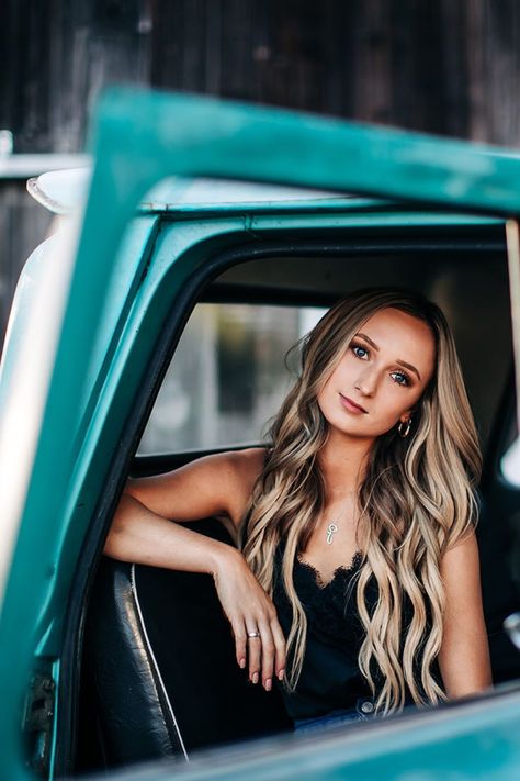 Senior Picture Ideas With Old Truck, Horse Trailer Senior Pictures, Senior Photos With Old Truck, Old Car Senior Pictures, Western Sr Pictures, Original Senior Picture Ideas, Senior Picture Country, Graduation Pictures Western, Country Picture Ideas