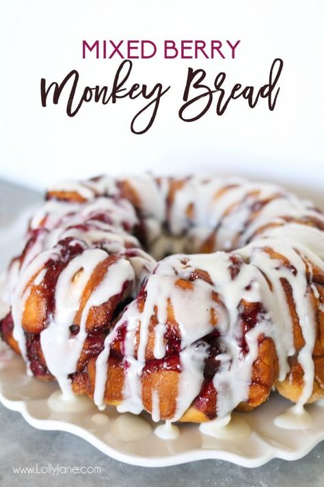 Easy Mixed Berry Monkey Bread filled cream cheese AND a cream cheese glaze. So dang good! Mixed Berry Recipes, Sour Cream Bundt Cake, Cinnamon Monkey Bread, Monkey Bread Recipe, Coffee Bread, Berry Recipes, Canned Biscuits, Cream Cheese Glaze, Berries Recipes