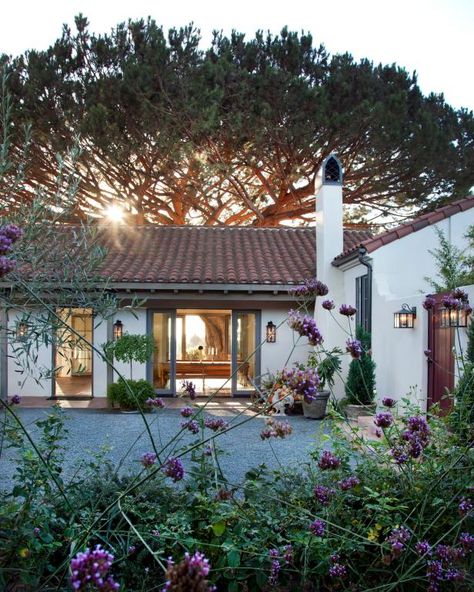 Casa Hobbit, Courtyard Ideas, Spanish Bungalow, Terracotta Roof, Stucco Homes, Southwestern Home, Stucco Exterior, Spanish Style Home, Spanish Style Homes