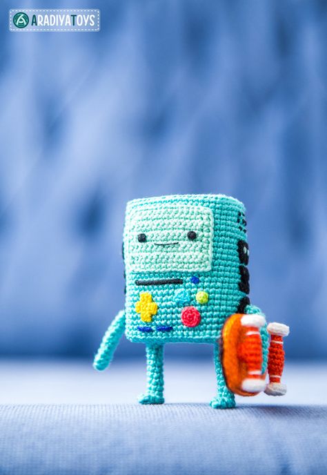 BMO from 'Adventure Time', amigurumi pattern by AradiyaToys Adventure Time Crochet, Cartoon Crochet, Amigurumi Tutorial, Crochet Etsy, Easy Crochet Patterns, Diy Toys, Stuffed Toys Patterns, Double Crochet, Cartoon Network