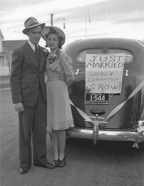 1940 wedding snapshot. 40s found photo street man woman fashion style dress hat suit Look Gatsby, 1940s Photos, 1940s Wedding, Blithe Spirit, Mode Retro, Vintage Wedding Photos, Vintage Couples, Vintage Portrait, Foto Vintage