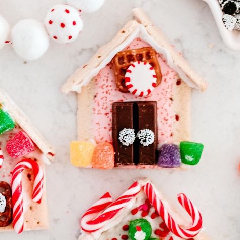 Jessica Grant on Instagram: "Mom-hacking “gingerbread” house fronts since back when my kids were super little and building an entire gingerbread house with them was near impossible (and inevitably, after all that they thought real gingerbread was gross anyways 😝). It become a fun family tradition to decorate (and eat) these instead! I cut apart Pop-tarts and use a tube of frosting to assemble a simple house front for my kids to decorate with candy and snacks 🏠! They’re a perfect activity for a kids’ Christmas party or after-school treat Gingerbread Napkins: @occasions.byshakira Garland: @pearlandjane #christmasiscoming #magicalchildhood #craftymom #tistheseason #christmasinspo #christmastreats #christmasdiy #gingerbreadhouse #christmassnacks #christmas2023 #gingerbreadhouses #ea Pop Tart House, Flat Gingerbread House, Pop Tart Gingerbread House, Snf Activities, Gingerbread Craft, Xmas Treats, Gingerbread Crafts, Gingerbread Christmas Decor, Instagram Mom