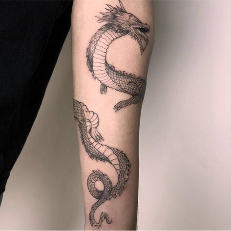 Pin by Chantelle Bennett on Татуировки | Around arm tattoo, Wrap around tattoo, Dragon tattoo for women Dragon Tattoo Around Arm, Dragon Tattoo Wrapped Around Arm, Dragon Tattoo Leg, Arm Wrap Tattoo, Dragon Tattoo Arm, Tato Flash, Around Arm Tattoo, Wrap Around Tattoo, Tato Naga